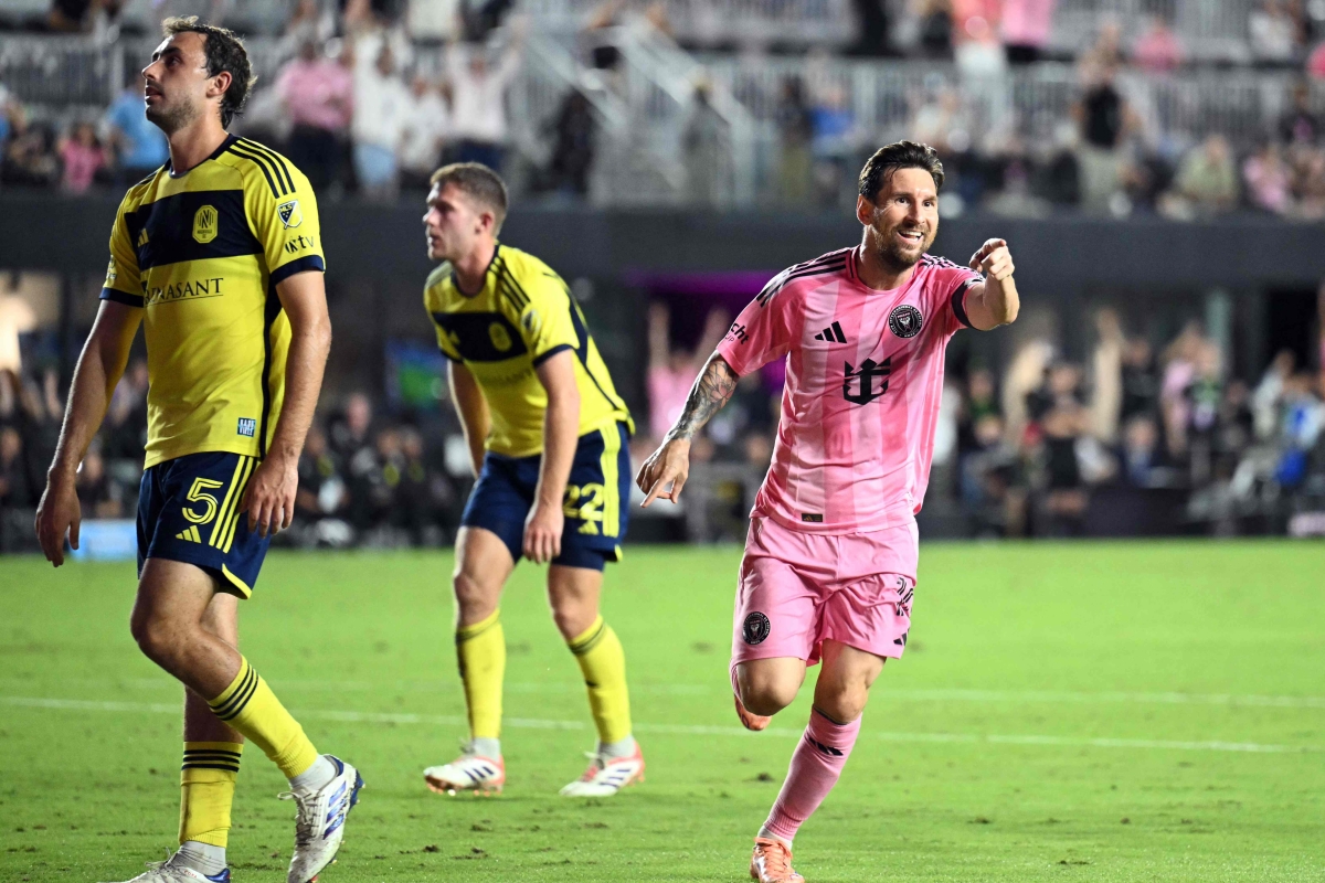 ليونيل ميسي محتفلاً بهدفه الثاني في مرمى ناشفيل (أ ف ب)