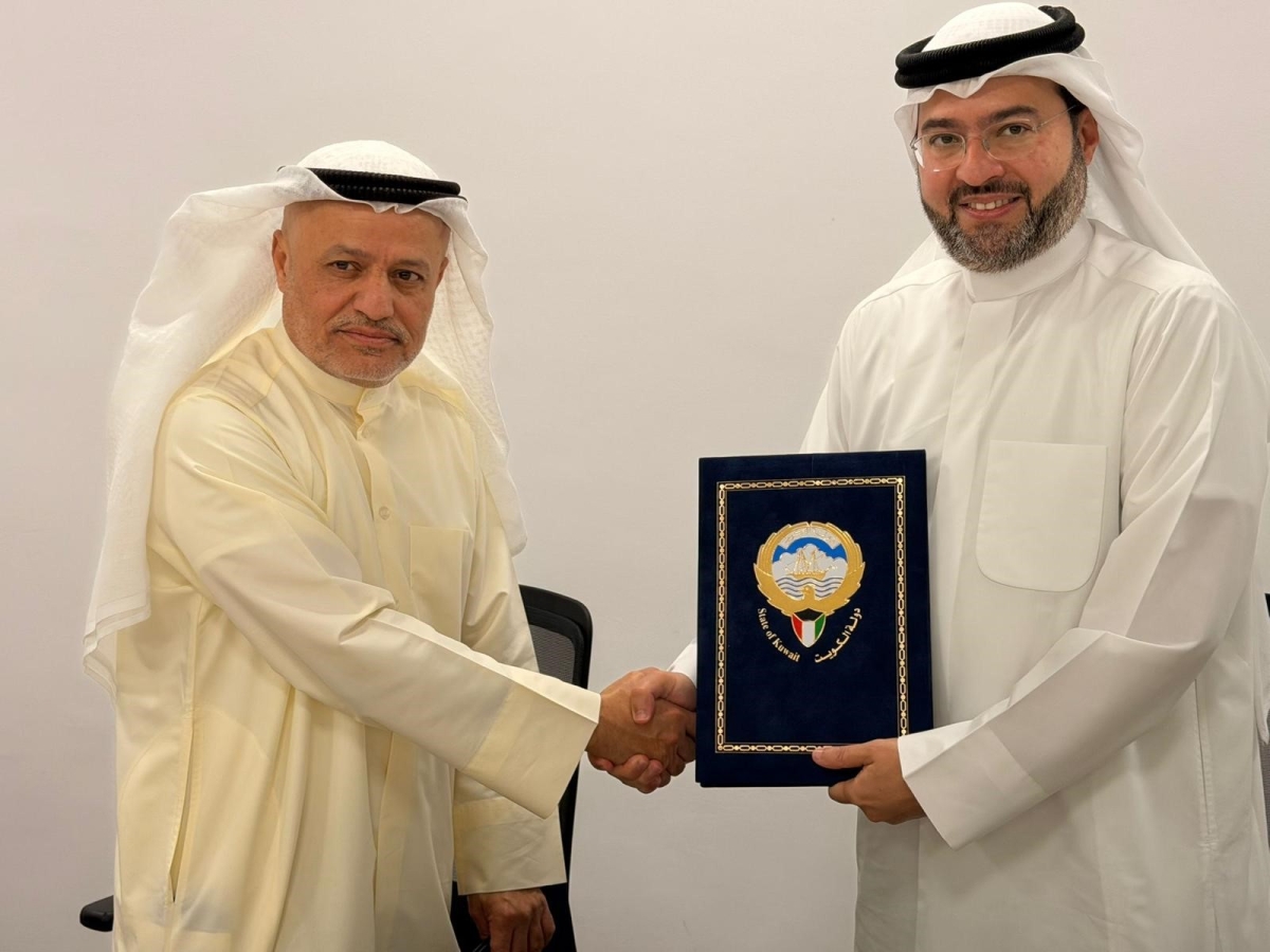 رئيس الطيران المدني الشيخ م. حمود المبارك الحمود الجابر الصباح ورئيس مجلس إدارة الهيئة العامة للاتصالات وتقنية المعلومات خالد الزامل خلال توقيع العقد	