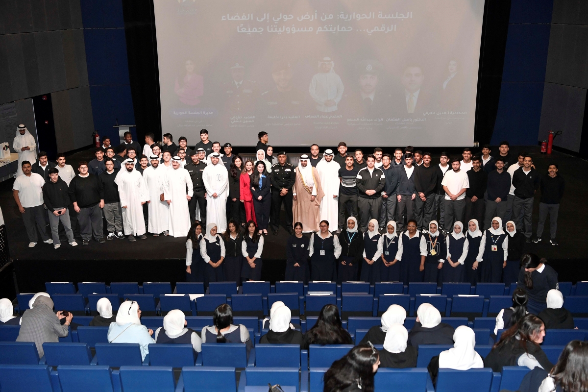 صورة جماعية للحضور مع راعي الحفل