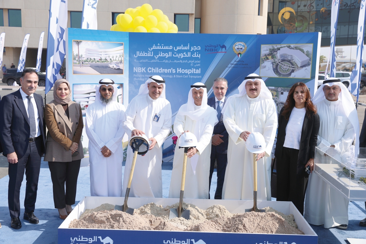 العوضي والبحر والصقر يضعون الحجر الأساس 