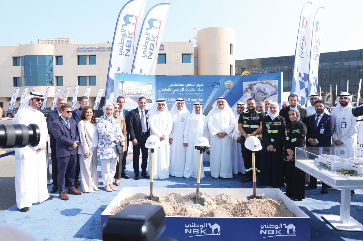 العوضي والبحر والصقر وفريق البنك و«الصحة» خلال وضع الحجر الأساس للمستشفى الجديد 