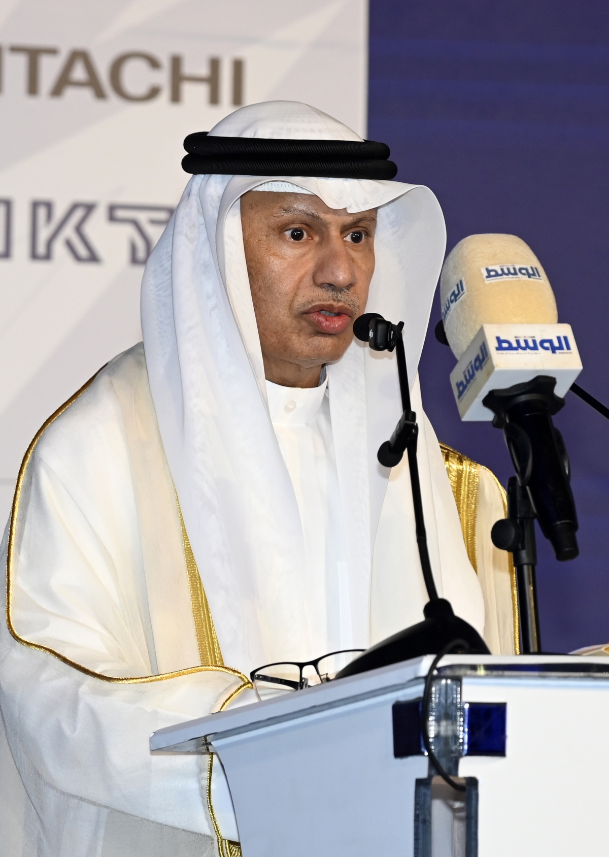 عادل الزامل ملقياً كلمته (تصوير سعود سالم)