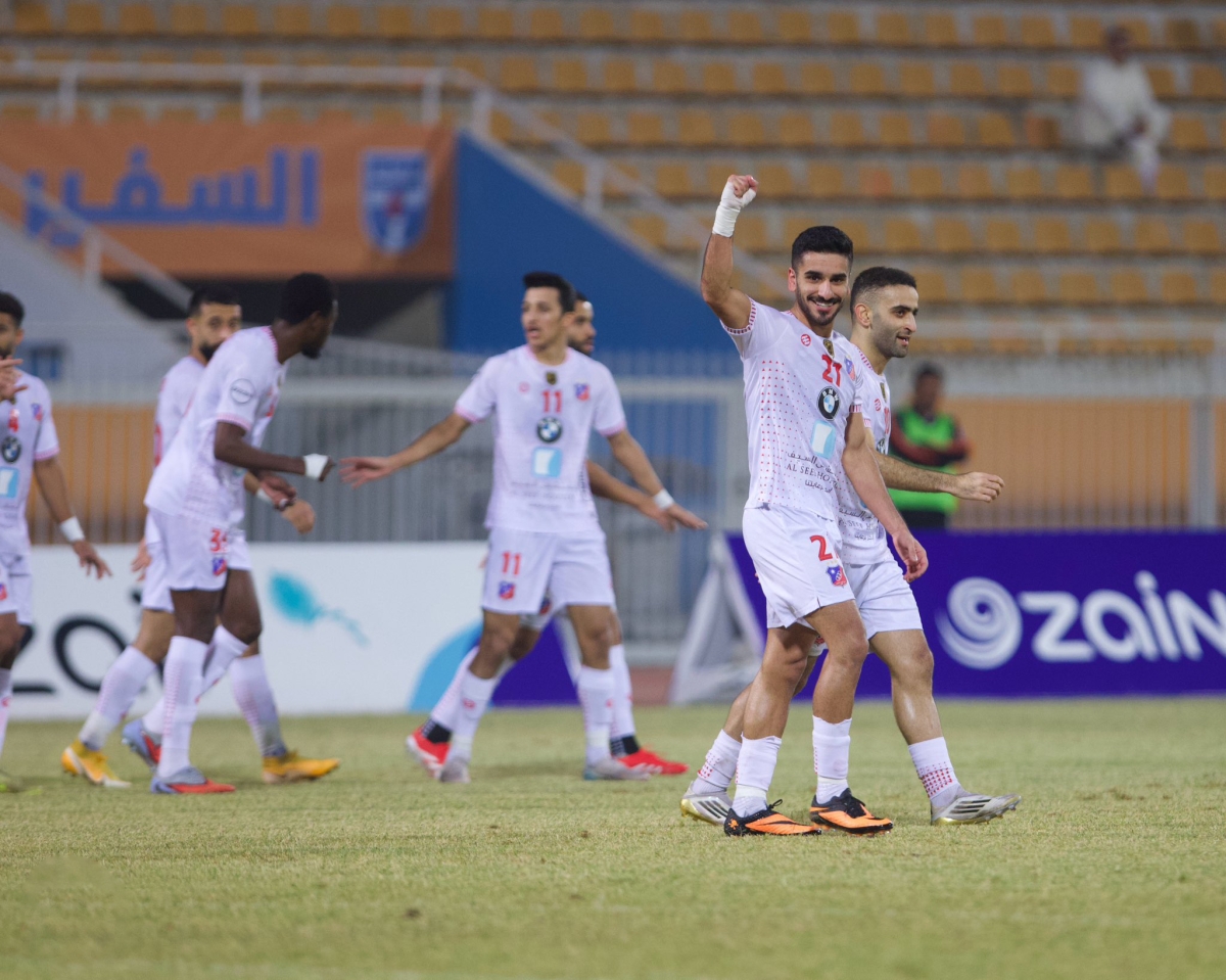 لاعبا «الأبيض» علي حسين وعمرو عبدالفتاح يحتفلان بالفوز