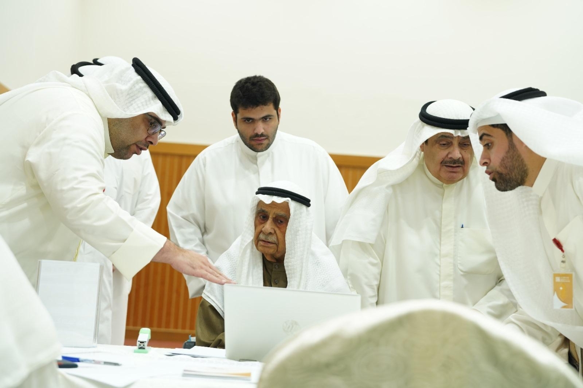  العم عبدالعزيز المطوع خلال الإشراف على فعاليات المسابقة 