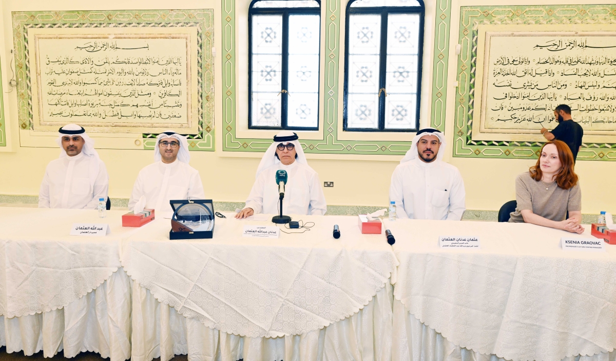 عدنان العثمان متوسطاً المتحدثين في المؤتمر (تصوير أسعد عبدالله)