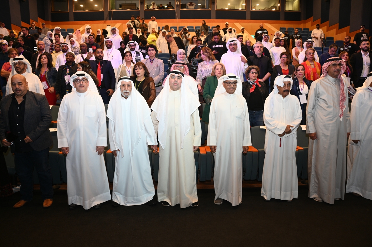 الحضور أثناء عزف النشيد الوطني