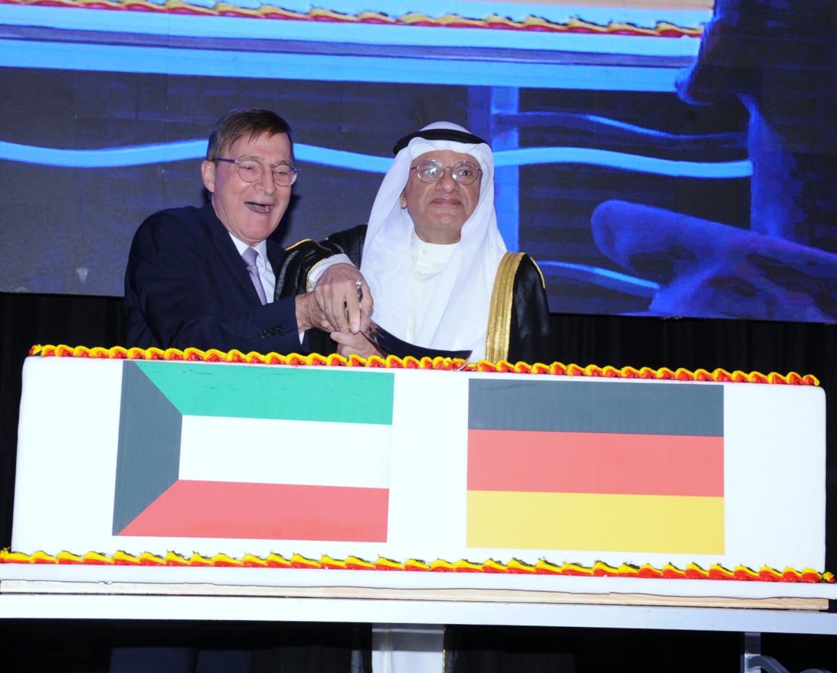 الوزير الجلال والسفير الألماني يقطعان قالب الحلوى