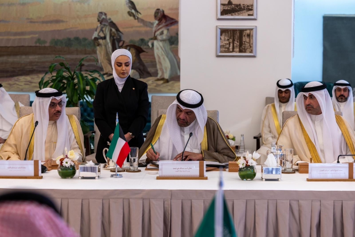 جانب من التوقيع