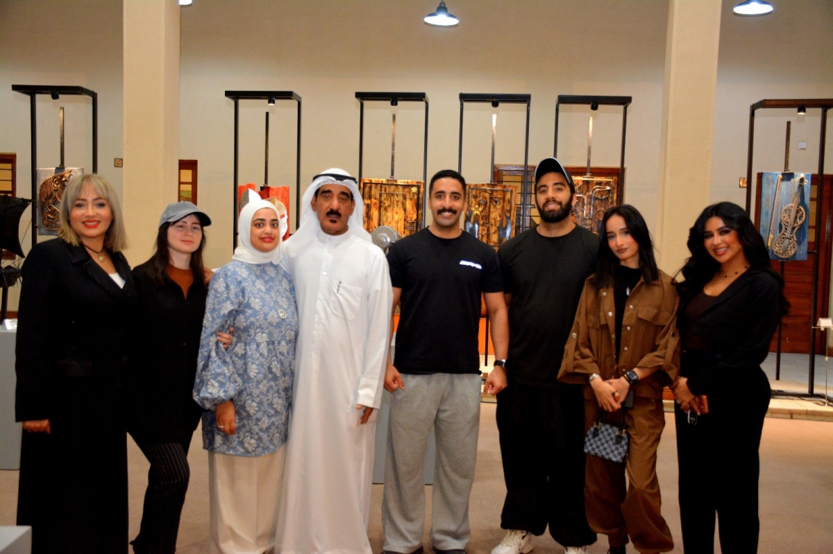 أنور الكندري محاطاً بعائلته