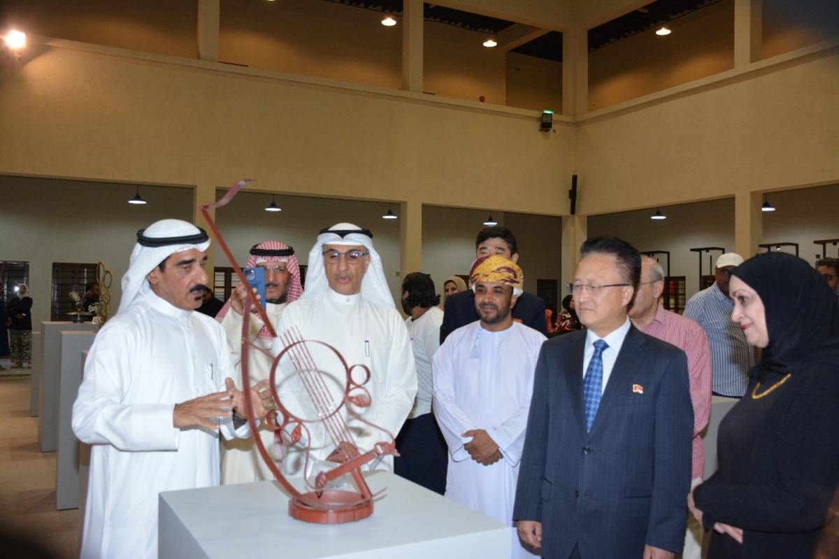 الكندري يشرح أحد أعماله