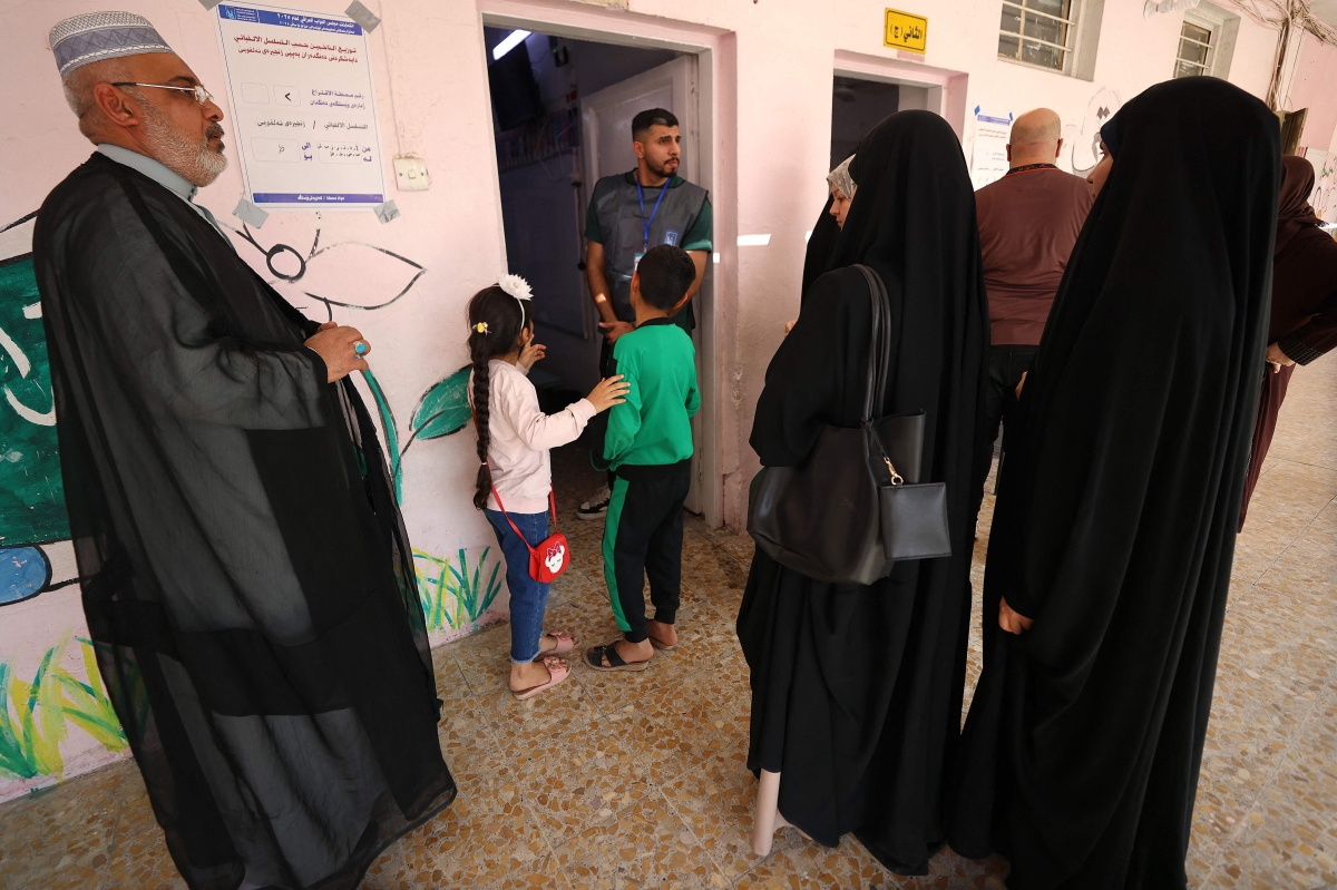 من عمليات التصويت في بغداد (أ ف ب)