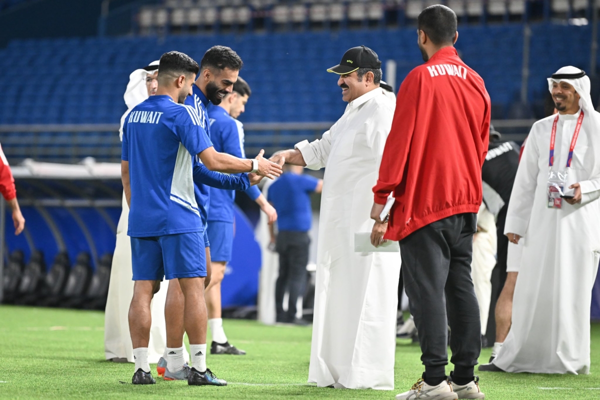 أحمد اليوسف مع لاعبي «الأزرق»