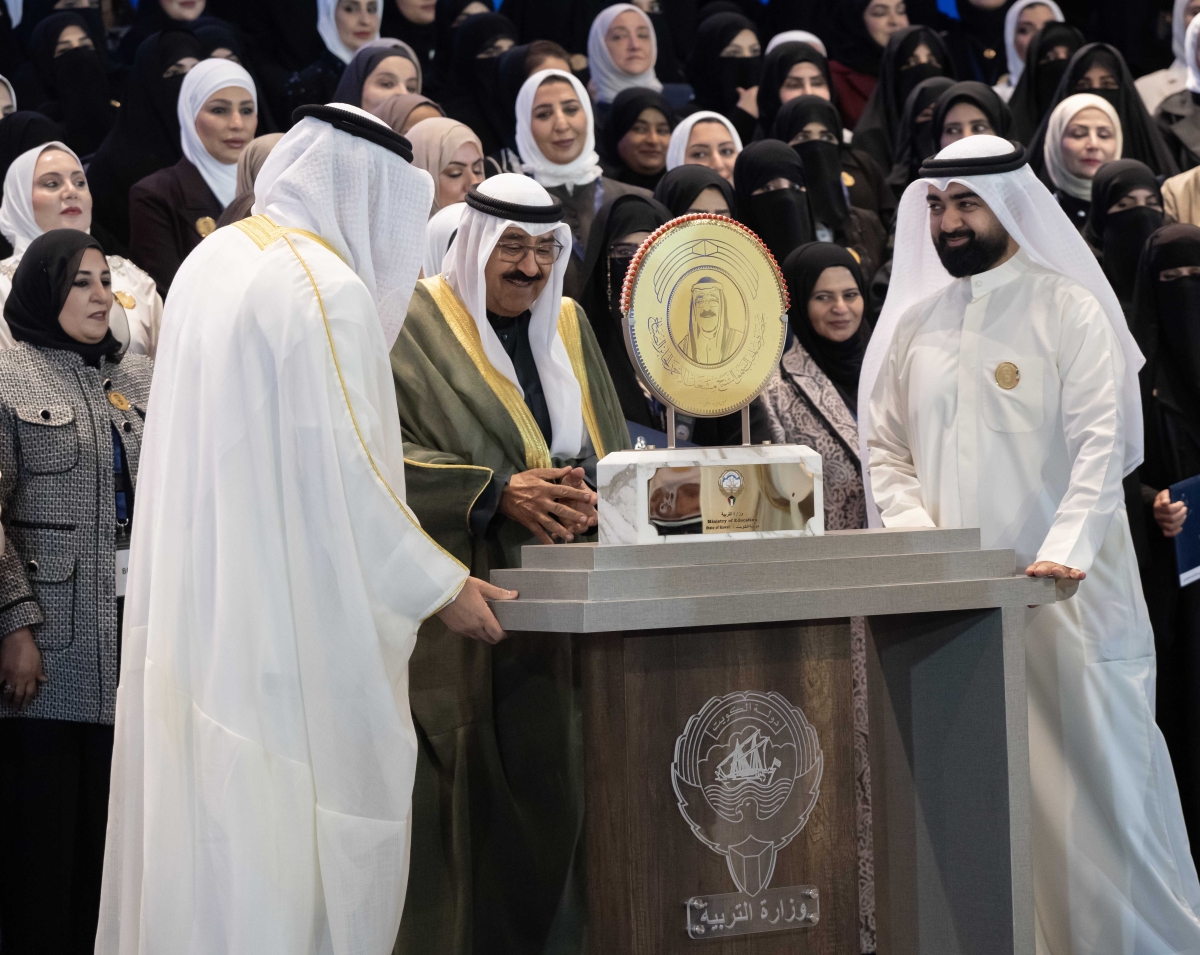 سمو الأمير يتلقى هدية تذكارية بالمناسبة 