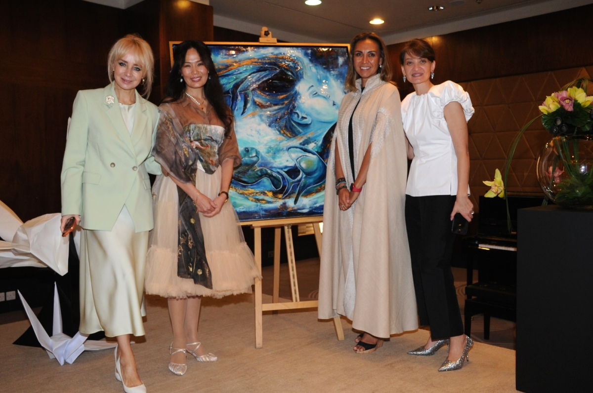 زوجات سفراء إسبانيا ومنغوليا وجورجيا أمام إحدى اللوحات المعروضة