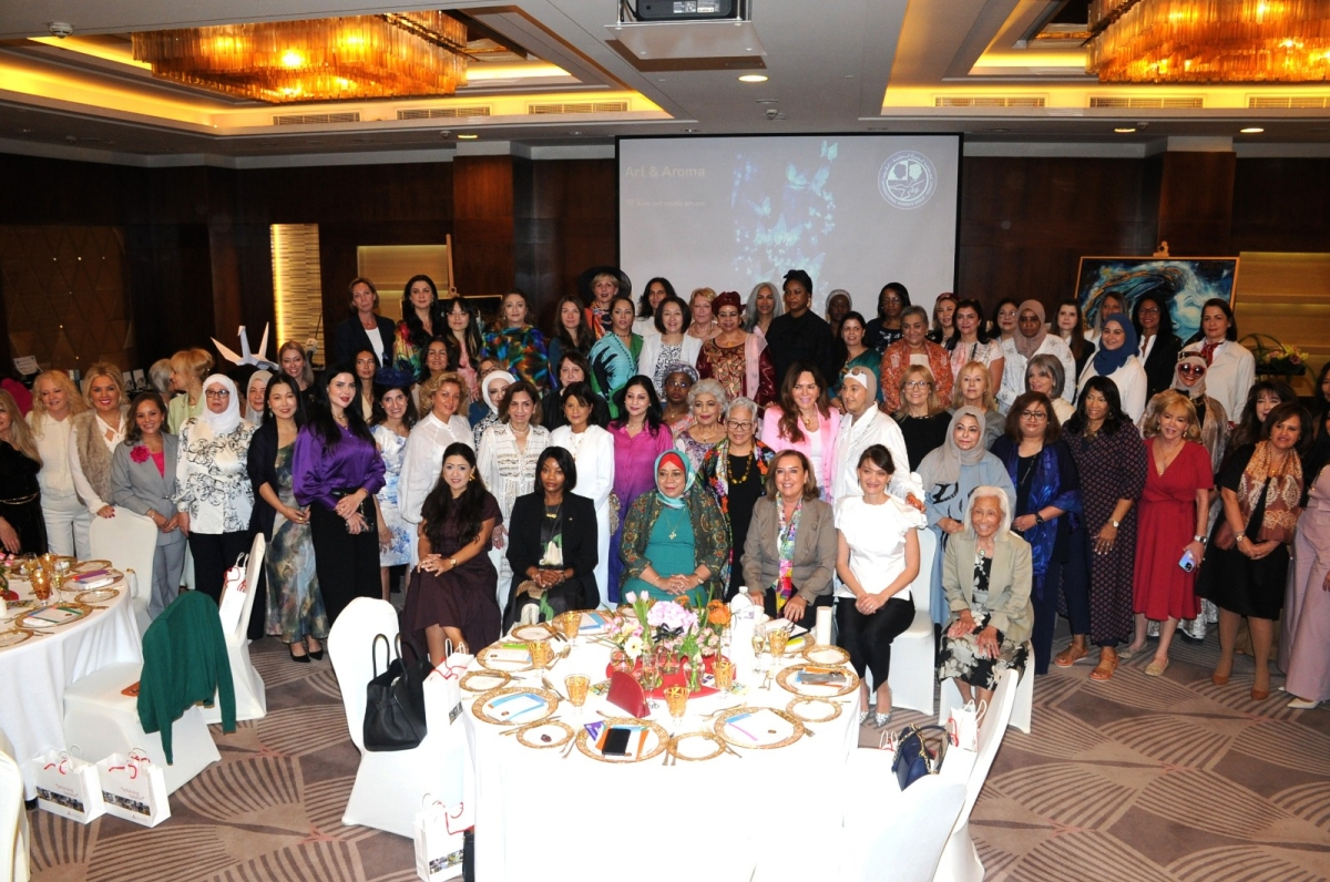 صورة جماعية لعضوات «المرأة الدولية»