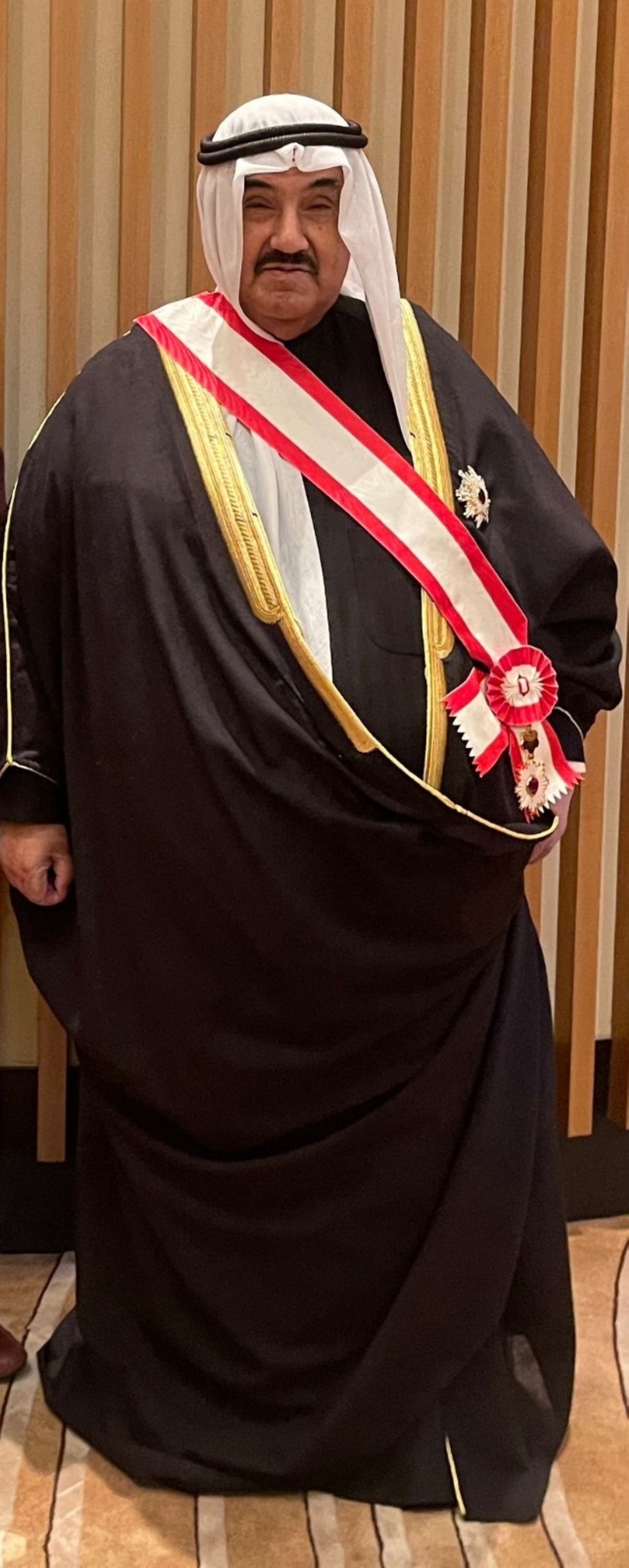 سمو الشيخ ناصر المحمد بعد تقليده الوسام