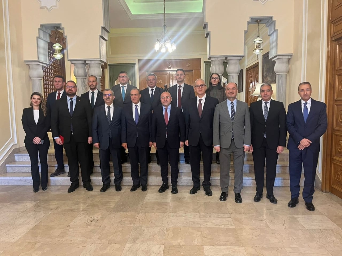 عبدالعاطي في صورة جماعية مع المشاركين بحلقة نقاشية في أنقرة