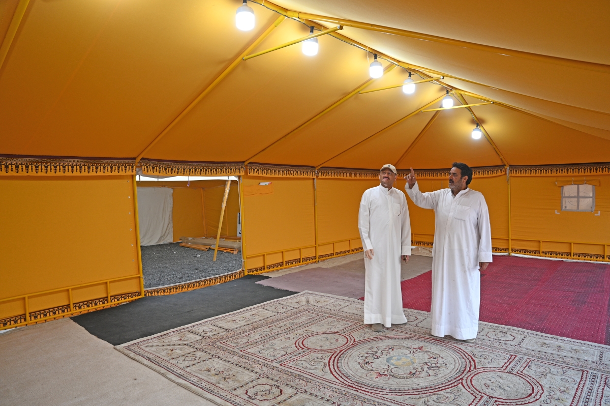 البائع يشرح للزميل ناصر الفرحان عن مميزات الخام الباكستاني