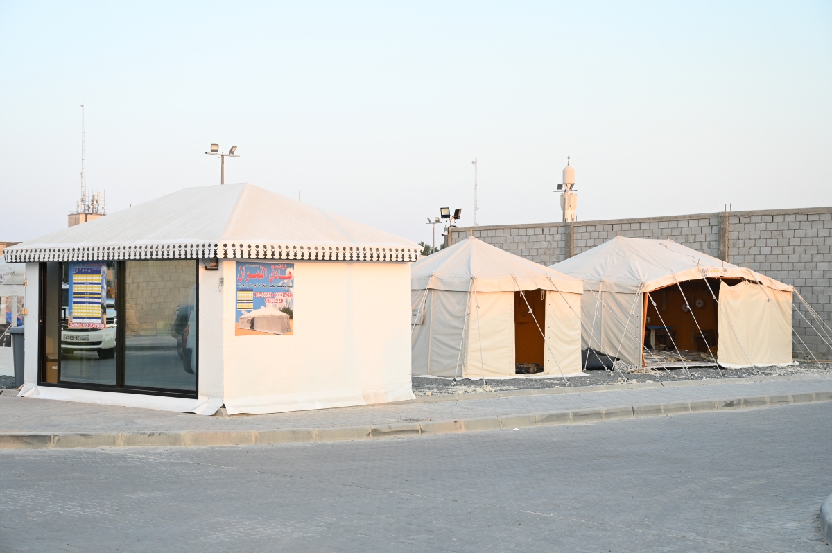 الخيام تنتظر مشتريها