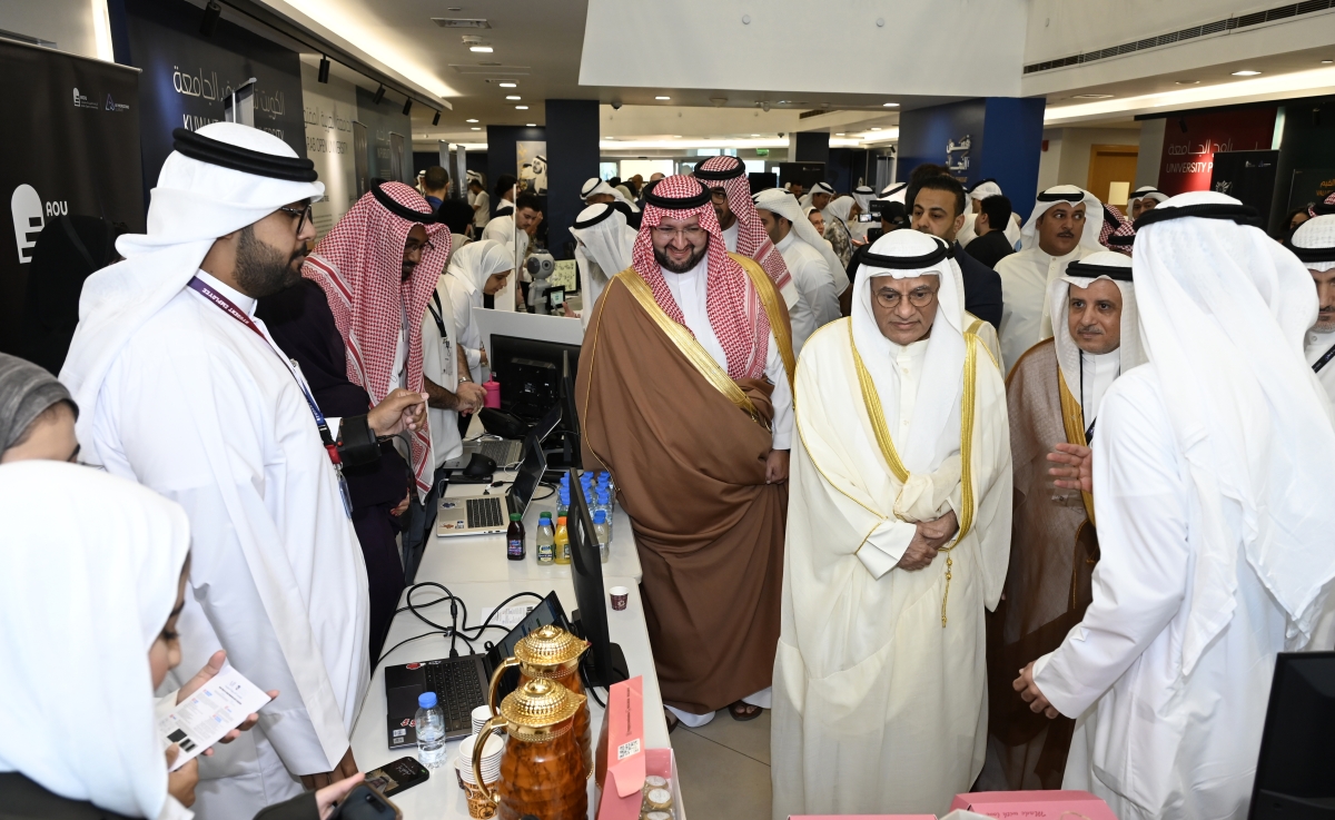 الوزير الجلال والأمير عبدالعزيز بن طلال خلال تفقدهما المعرض المقام على هامش القمة (تصوير سعود سالم) 