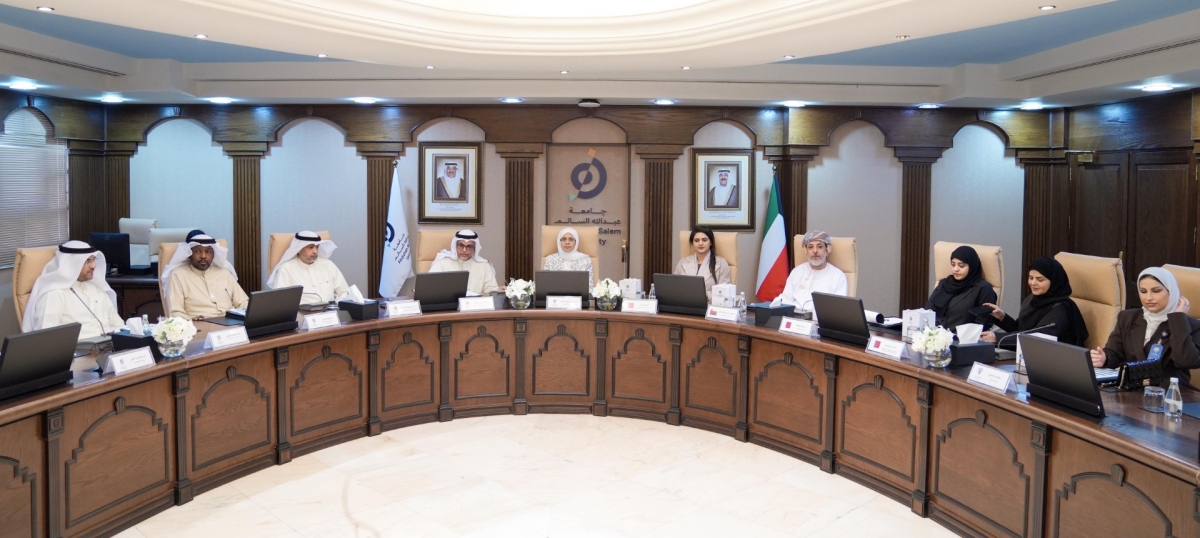 مديرة جامعة عبدالله السالم الدكتورة منى الأحمد خلال استقبالها الوفد الخليجي