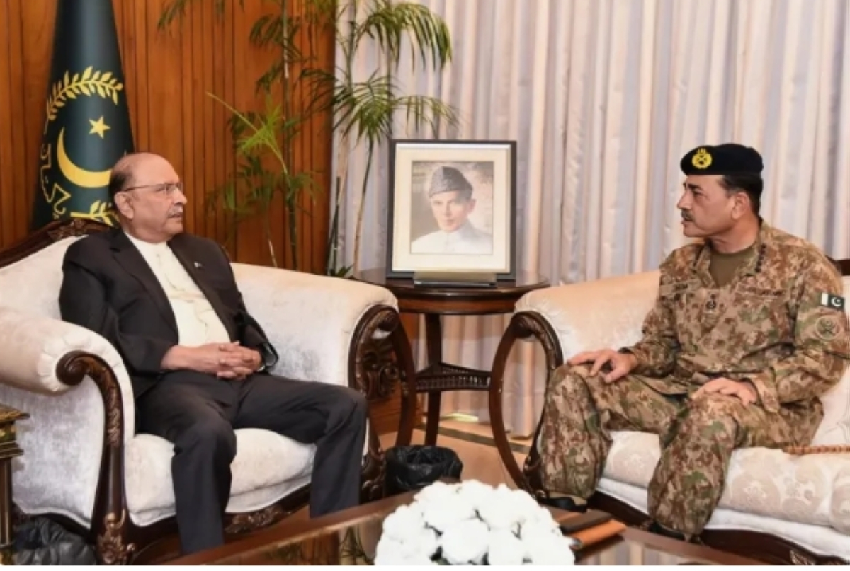 آصف زرداري خلال لقاء مع عاصم منير