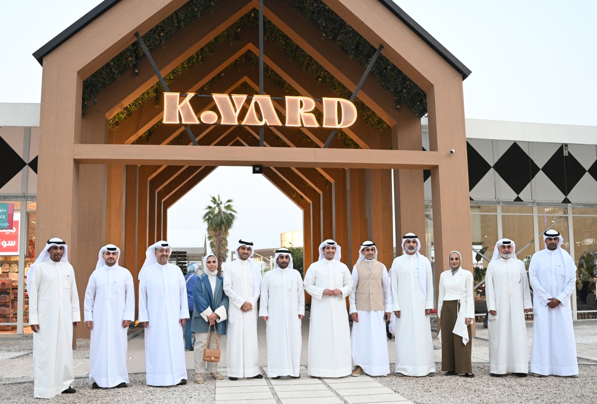  المطيري يتوسط مسؤولي المشروعات السياحية والقائمين على المتنزه (تصوير نايف العقلة)