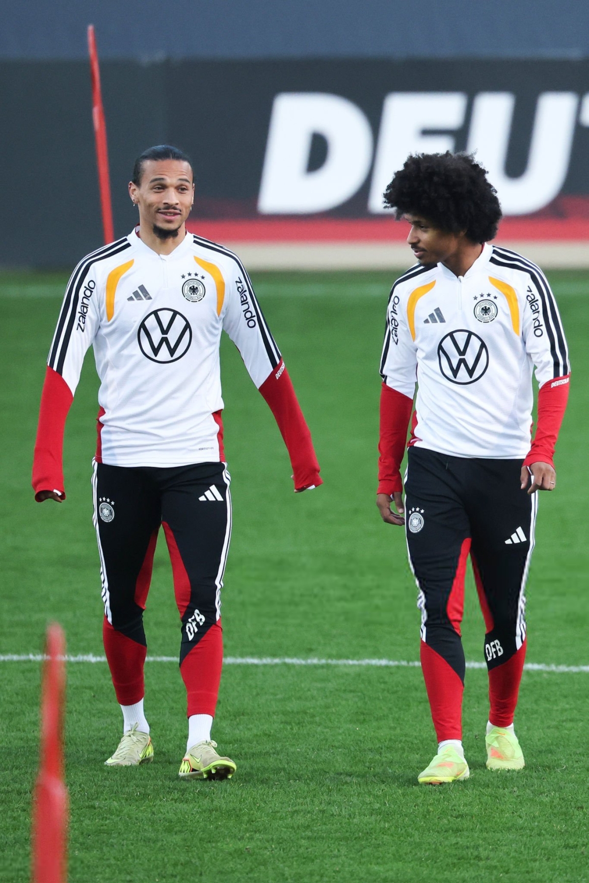 كريم أديمي مع ليروي ساني في تدريب منتخب ألمانيا