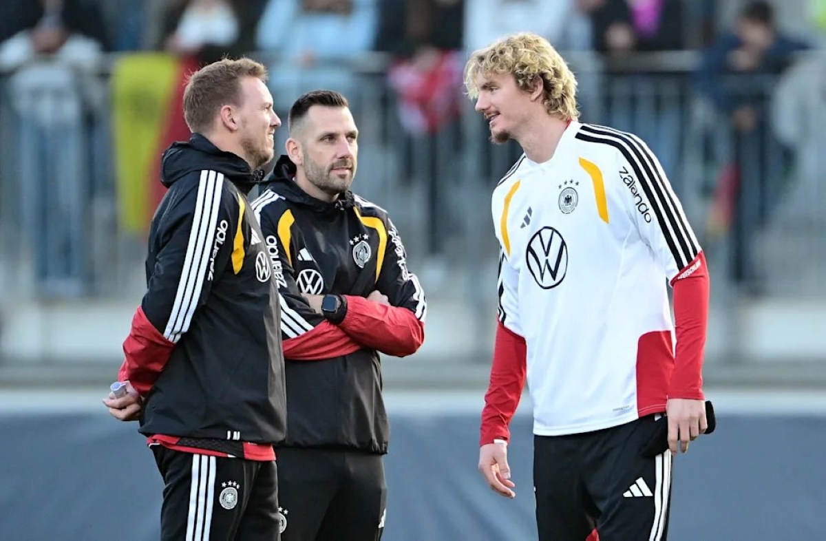 يوليان ناغلسمان متحدثاً مع نيك فولتيمادي خلال التدريبات