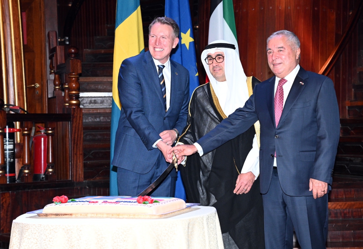 السفير حيات يشارك سفير السويد قطع قالب حلوى الاحتفال (تصوير نايف العقلة)