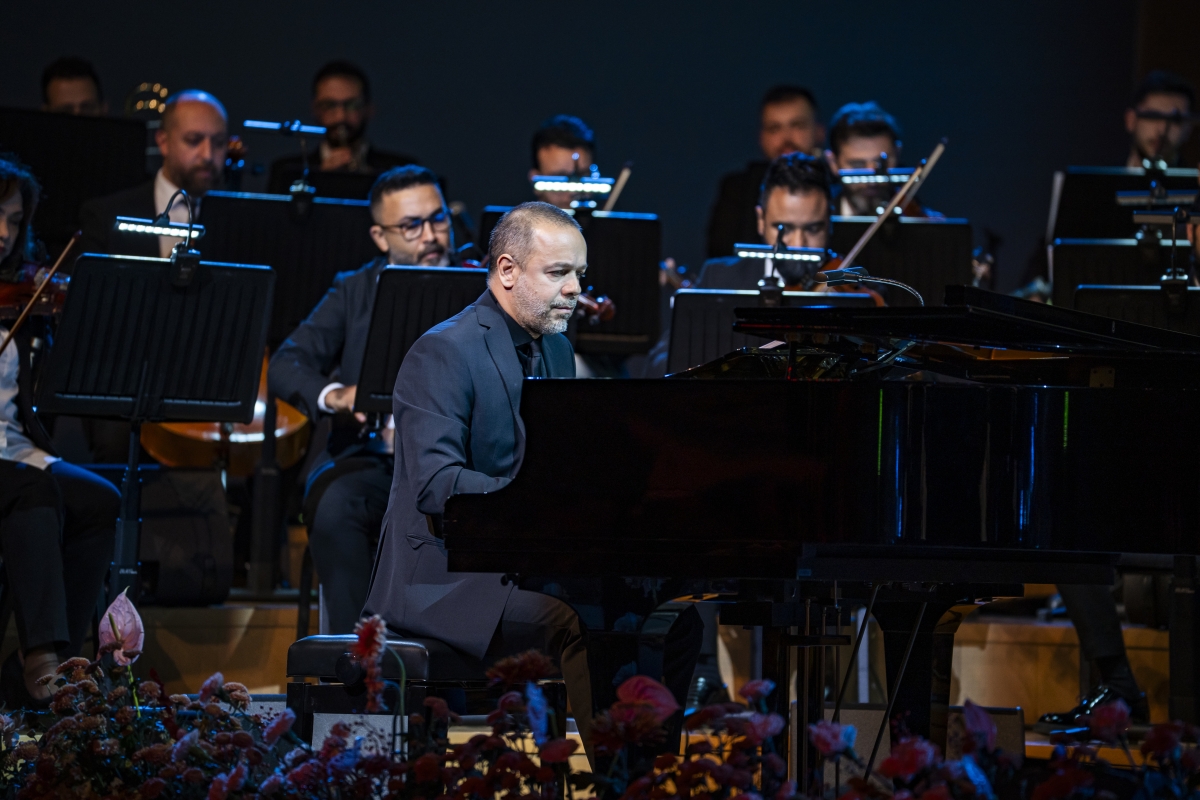 ميشال فاضل خلف البيانو