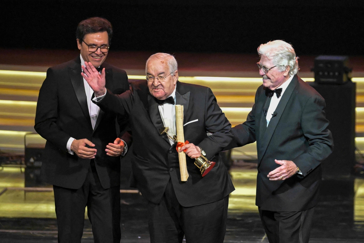 محمد عبدالعزيز مكرّماً من رئيس المهرجان ووزير الثقافة