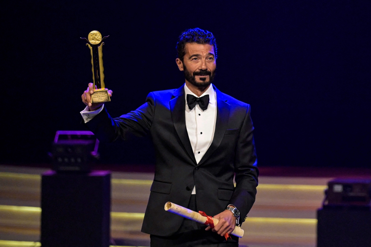 خالد النبوي يرفع جائزة التكريم