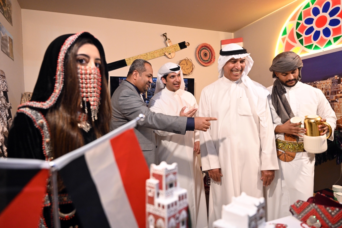 إبراهيم الخطيب يشرح للمطيري عن التراث اليمني 