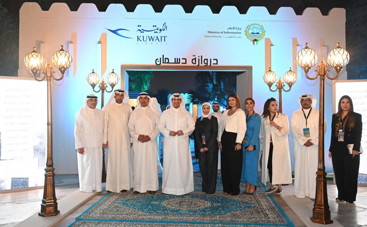 المطيري متوسطاً فريق «الكويت تجمعنا»