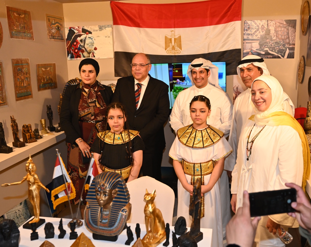 وزير الإعلام برفقة السفير المصري داخل جناح مصر
