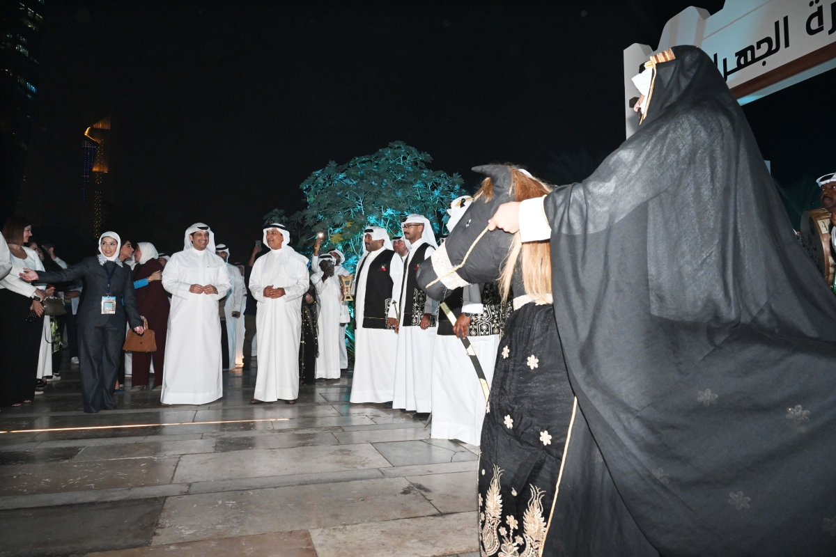 المطيري وعبدالمحسن الفقعان وعائشة العسعوسي يتابعون العرضة