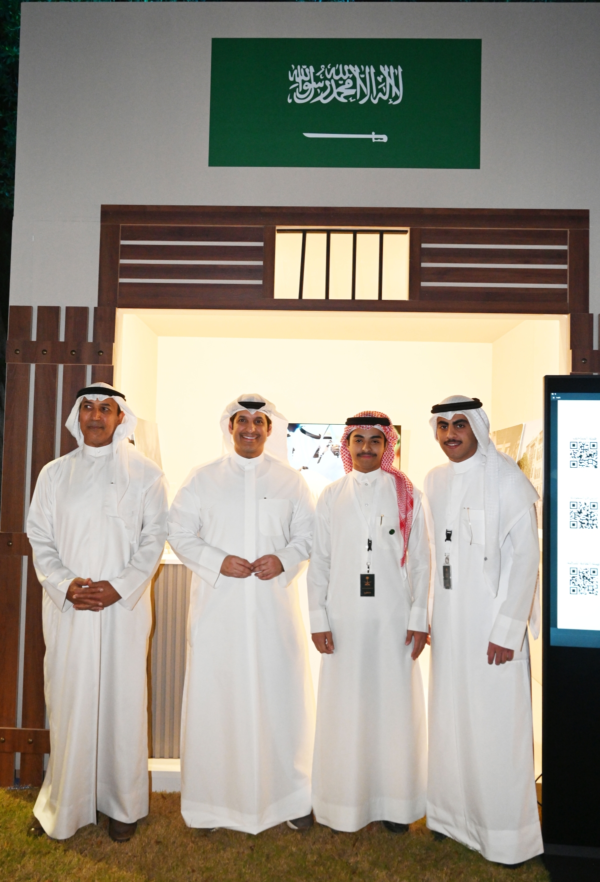 وزير الإعلام مع القائمين على الجناح السعودي