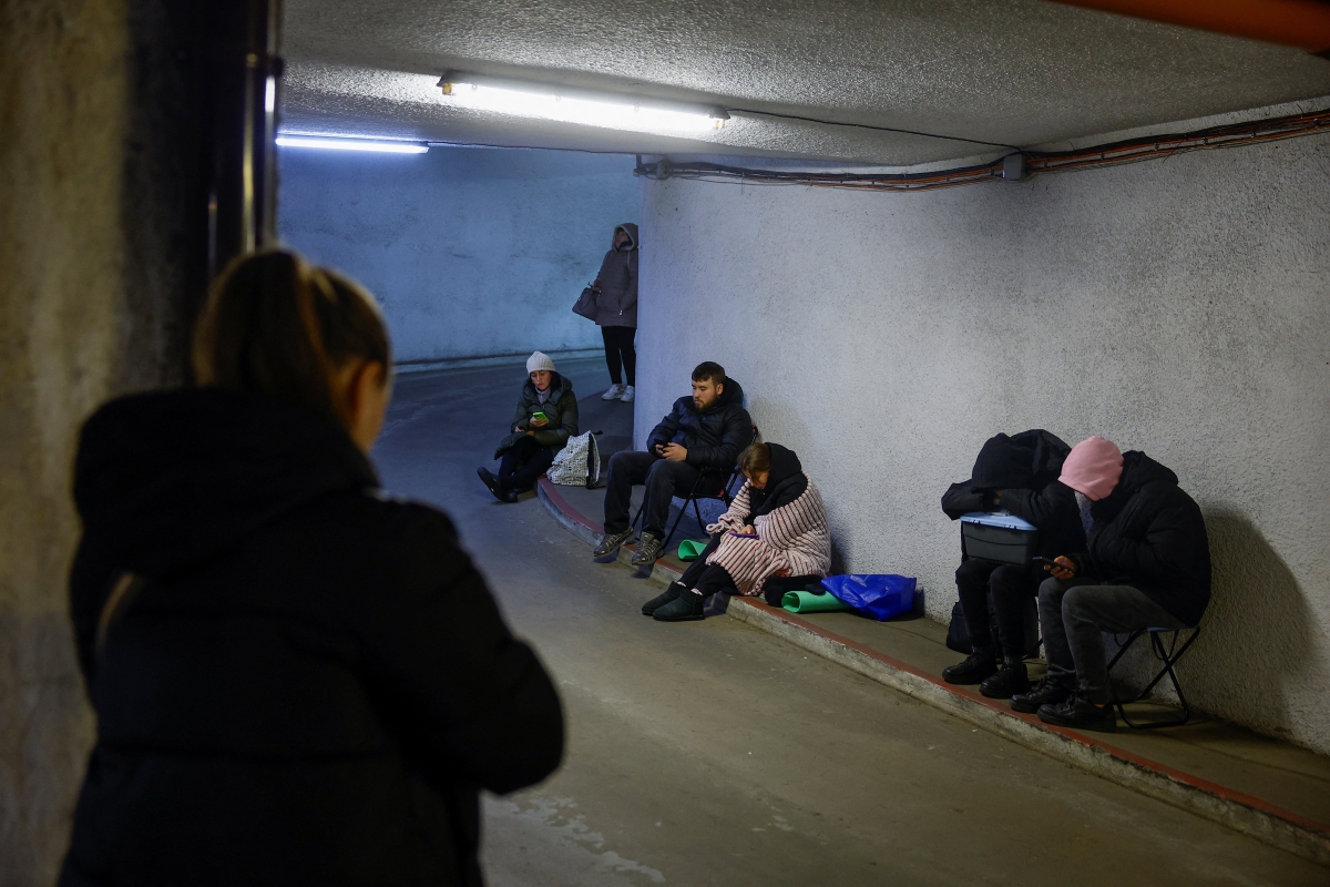 أوكرانيون يلجأون إلى موقف سيارات تحت الأرض أثناء الغارات الروسية