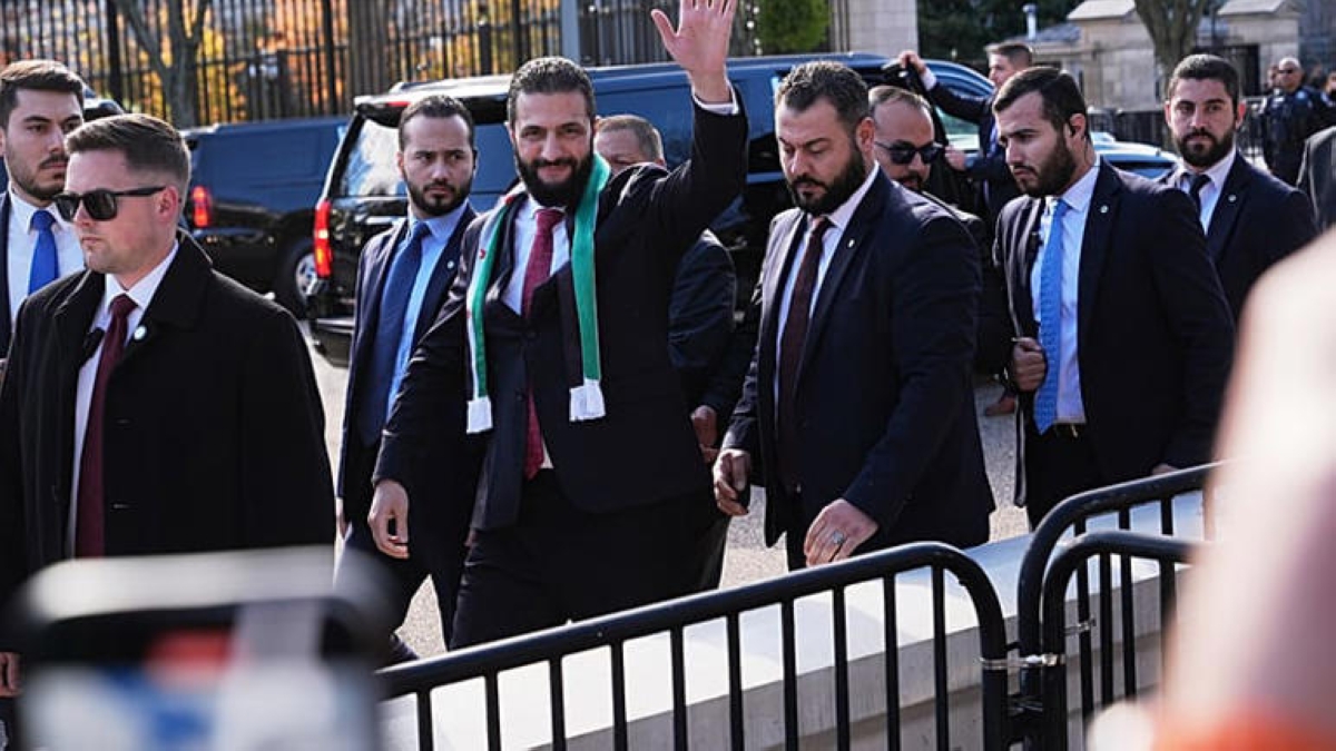 الشرع يلوّح لأنصاره خارج البيت الأبيض بعد لقائه ترامب