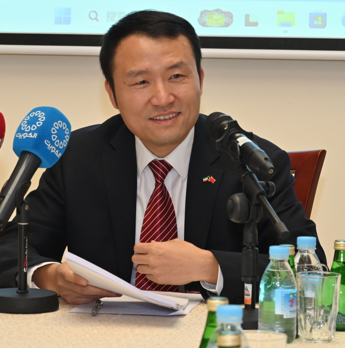 القائم بالأعمال الصيني متحدثاً في المؤتمر الصحافي  (تصوير أسعد عبدالله)