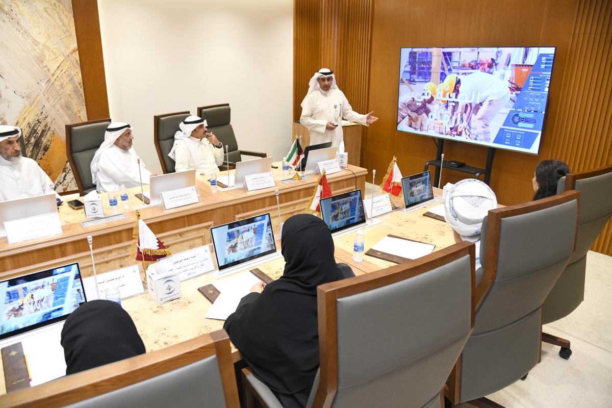 أحد مسؤولي الهيئة يقدم عرضاً للوفد الخليجي عن البرامج التدريبية والأكاديمية