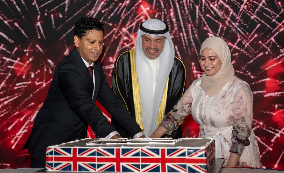 وزير الخارجية يُشارك السفير البريطاني وحرمه قطع قالب حلوى الاحتفال