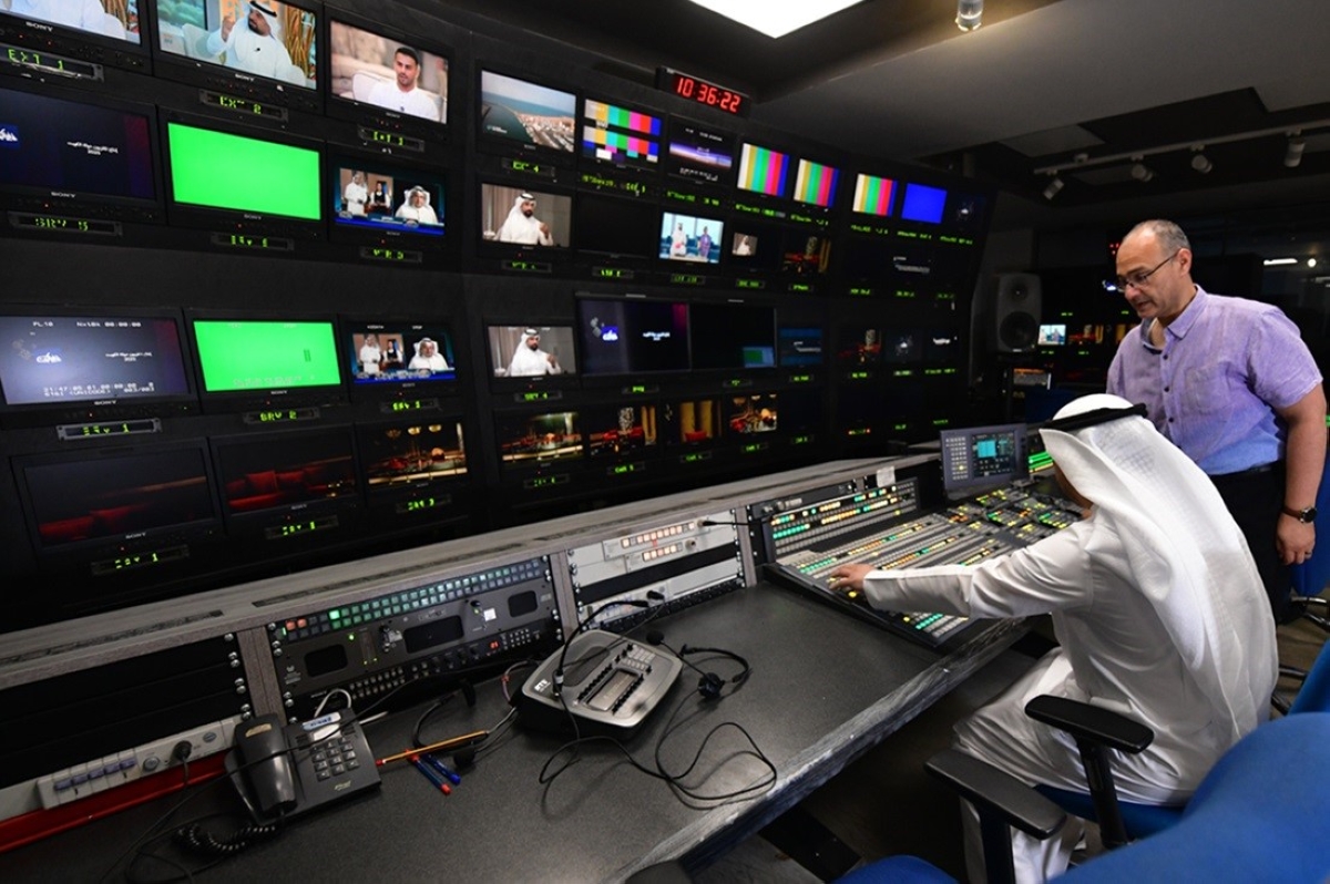 غرفة التحكم في استديو (800) أحد أكبر استديوهات تلفزيون دولة الكويت