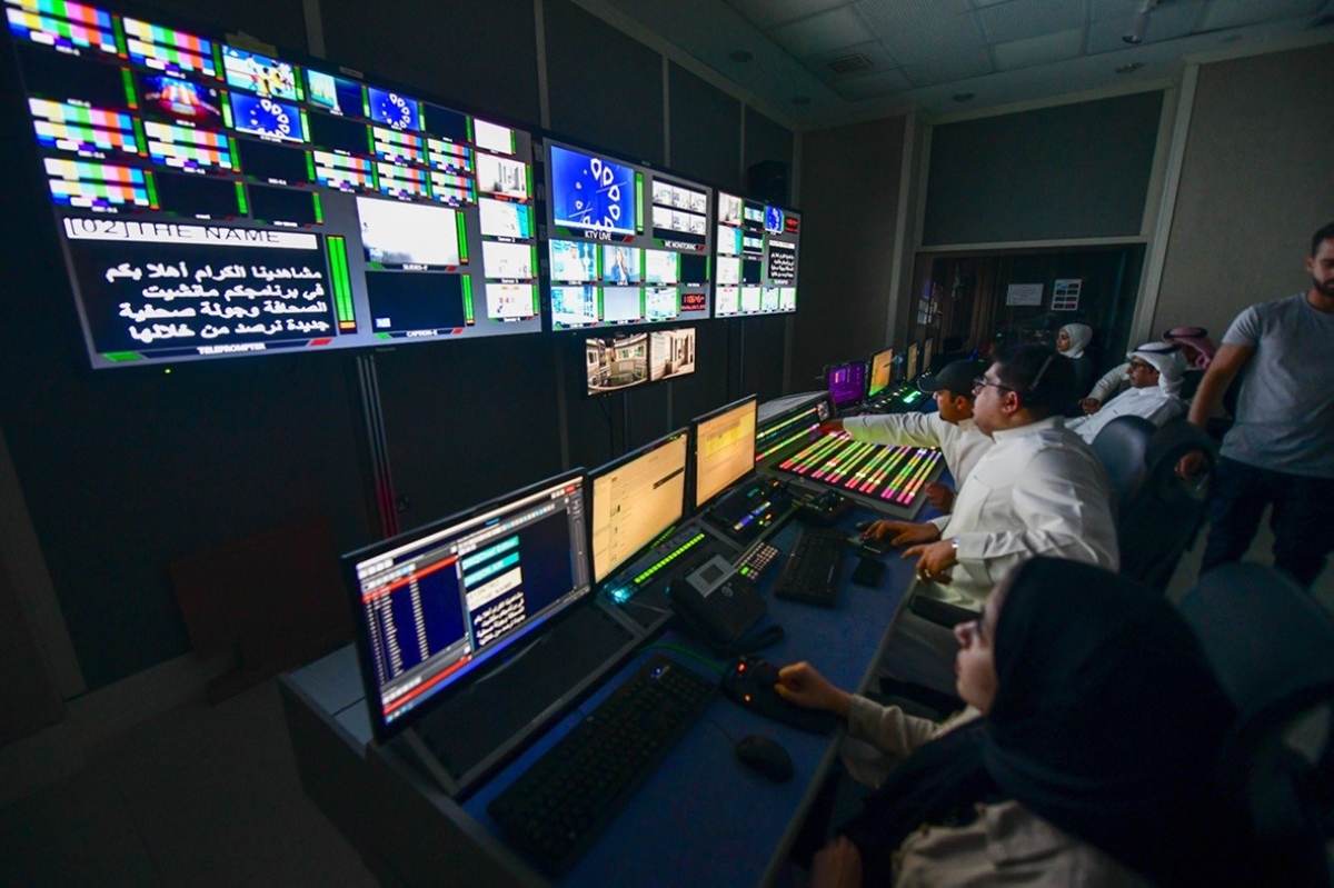 غرفة التحكم في استديو الأخبار