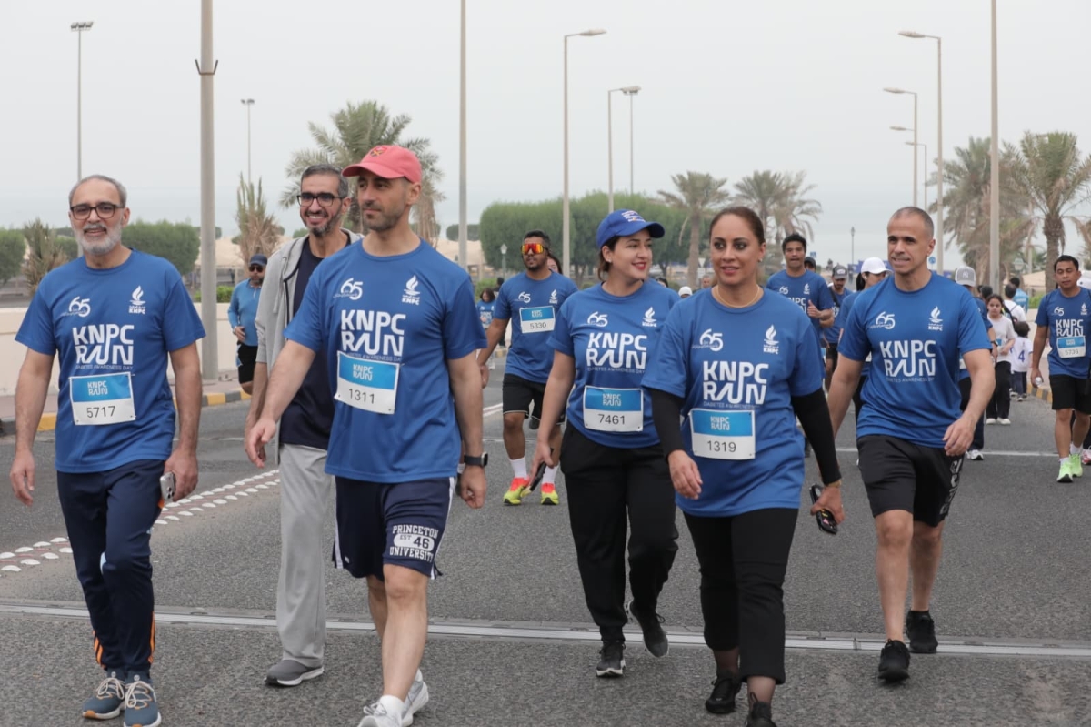 الشيخ نواف السعود ووضحة الخطيب وقيادات القطاع النفطي أثناء مشاركتهم في السباق