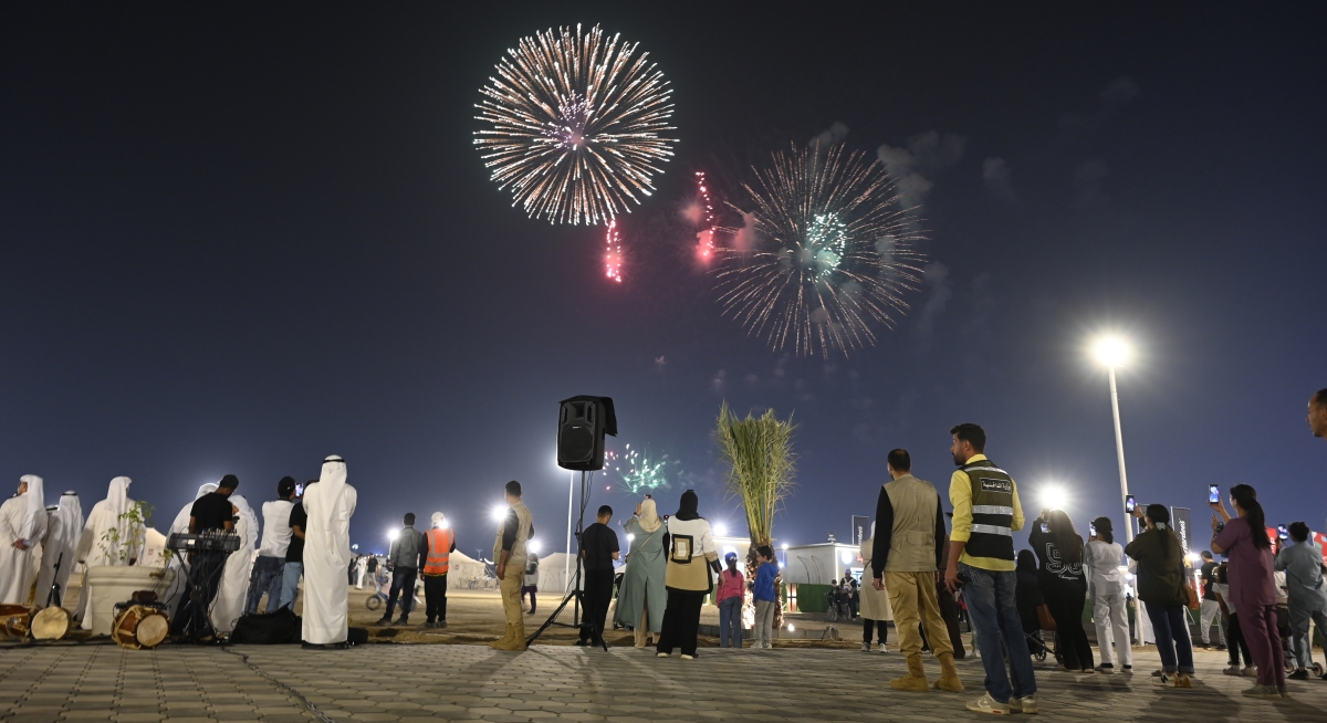 ألعاب نارية في افتتاح المخيم