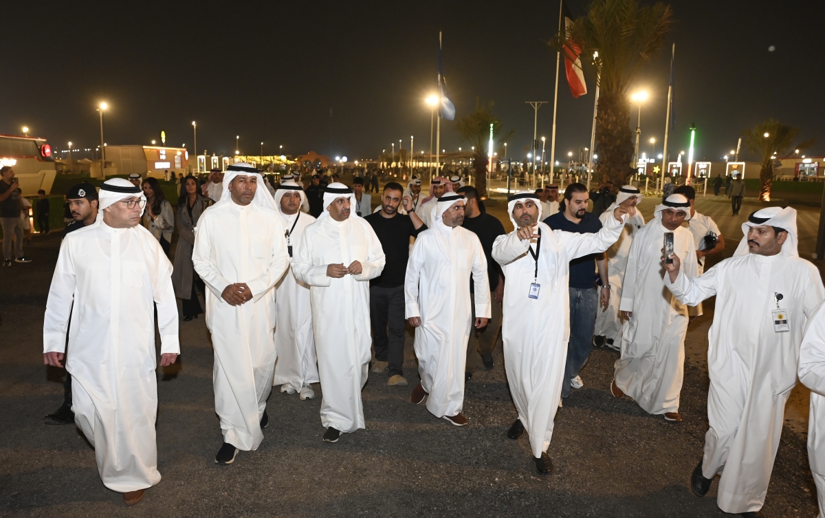 قياديو «الداخلية» ومحافظ مبارك الكبير في جولة داخل المخيم 
(تصوير سعود سالم)