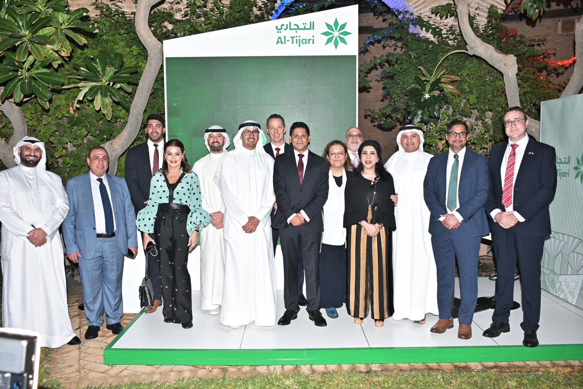 الدعيج ورشيد ومحفوظ مع فريق البنك في الحفل