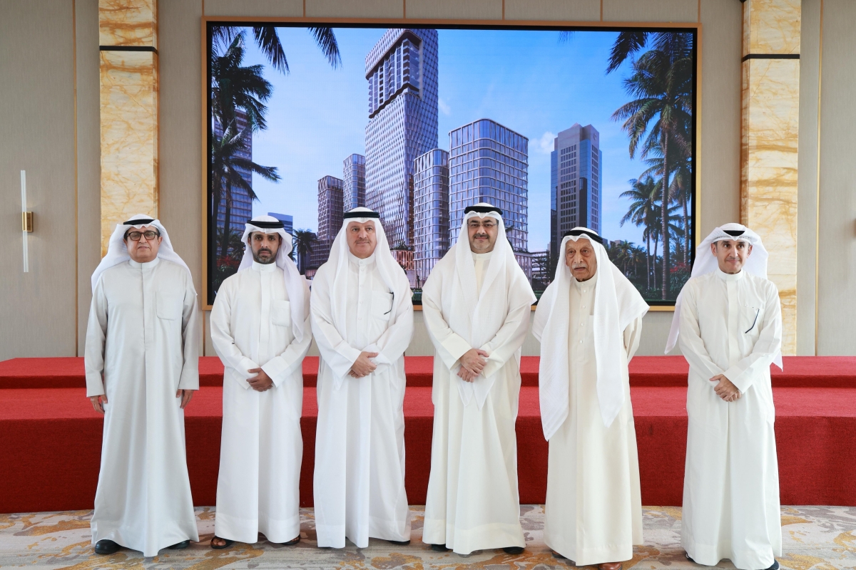 مُحافظ العاصمة ومسؤولو المشروع في لقطة جماعية